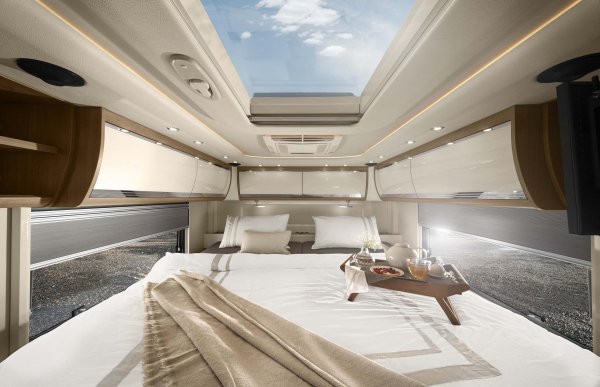 Спалнята с кралски размер дори може да се похвали с прозорец на покрива, позволяващ на всеки да се потопи в гледката към звездите. Макар че при този лукс може да се уреди и с по-интересни гледки. 

Купувачите могат да добавят и електрическо падащо легло за гости. Сутрин всеки може да се освежи в напълно оборудваната баня с душ тип тропически.

Домът на колела се захранва от слънчева технология, като има щедра акумулаторна система и дизелов генератор.
